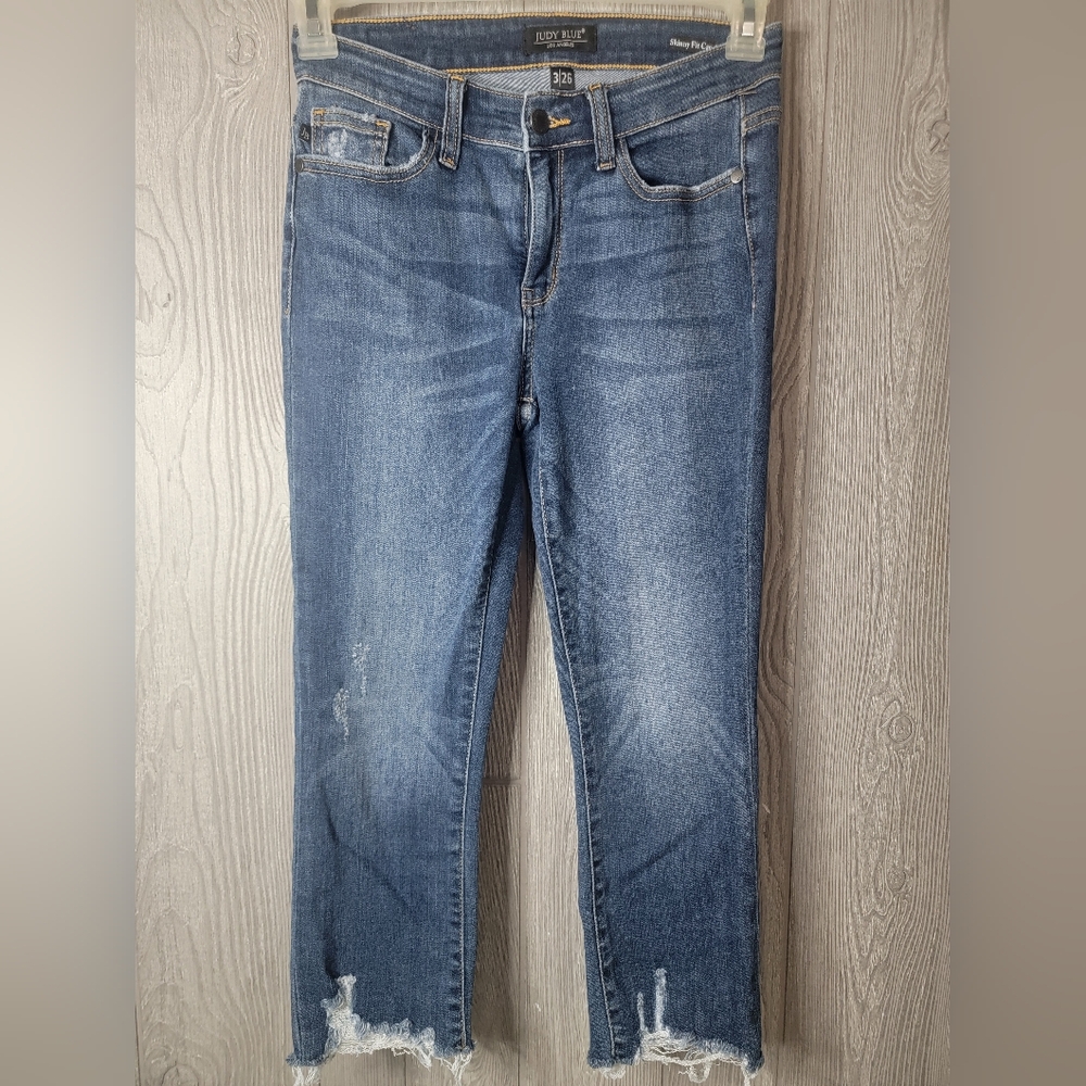 JUDY BLUE medium was distressed skinny fit capris size 3/26.